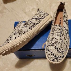 Brand new Faux Snakeskin Womens Loafer Shoes. Size 7. Boxstar